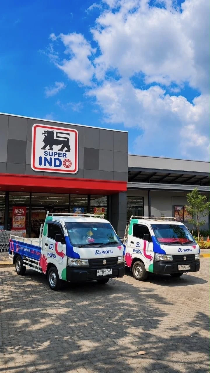Wahu collection vehicles at Super Indo.