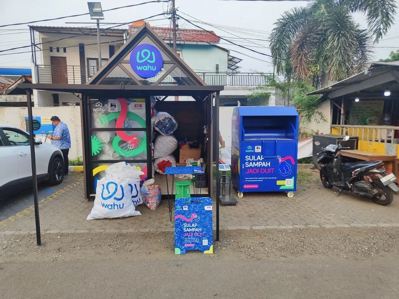 Collectors at a Wahu collection point